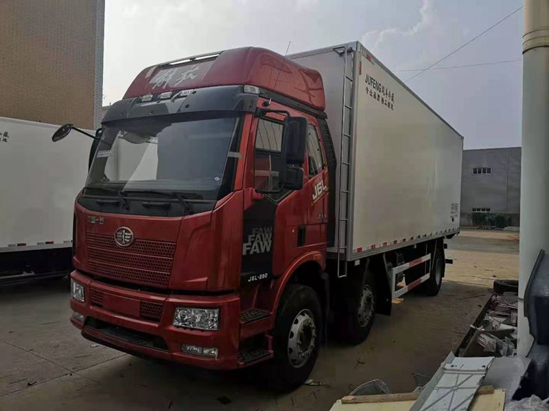 解放小三軸冷藏車（國(guó)六）